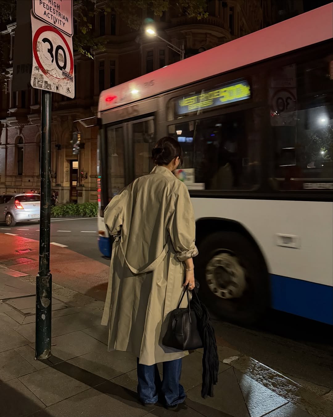 Photo by 혜정 on March 16, 2026. May be an image of one or more people, overcoat, duffle coat, bus, street and text that says 'PENIG PEDESH ACTIRAN 30'.