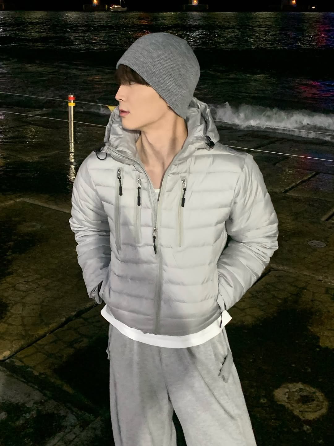 Photo by 신혜성 / 포가드 on October 27, 2025. May be an image of duffle coat, overcoat, snowsuit, jacket, sweatpants, raincoat, parka and text.