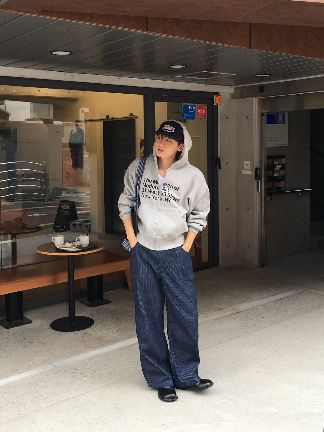Photo by 신혜성 / 포가드 on September 25, 2025. May be an image of 1 person, standing, sweatpants, sweatsuit, cornflower and text.