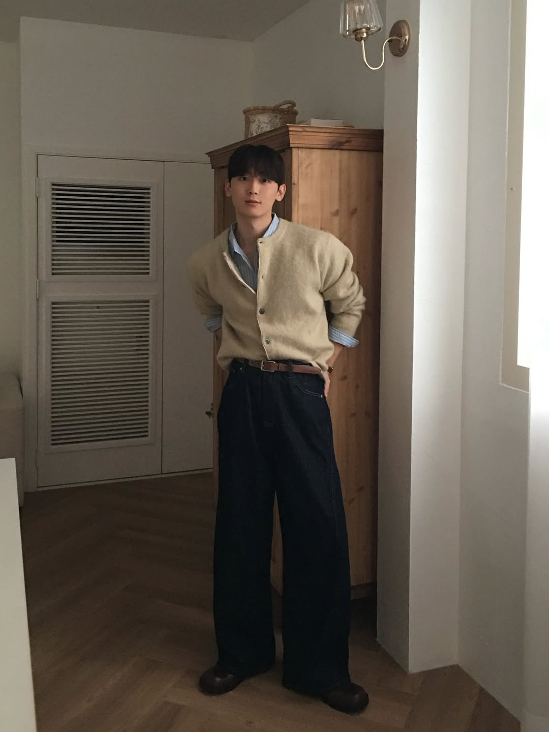 Photo by 신혜성 / 포가드 on October 05, 2025. May be an image of 1 person, duffle coat, overcoat, suit, wingtip shoes, bolo tie and text.