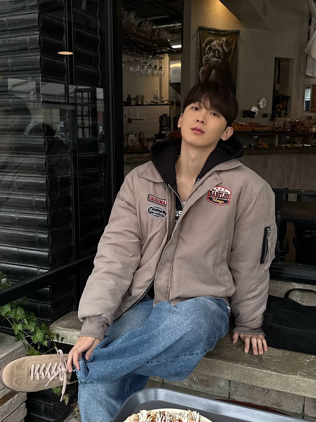 Photo by 신혜성 / 포가드 on November 10, 2025. May be an image of duffle coat, goosedown coat, parka, flight jacket, top, bolo tie and text.