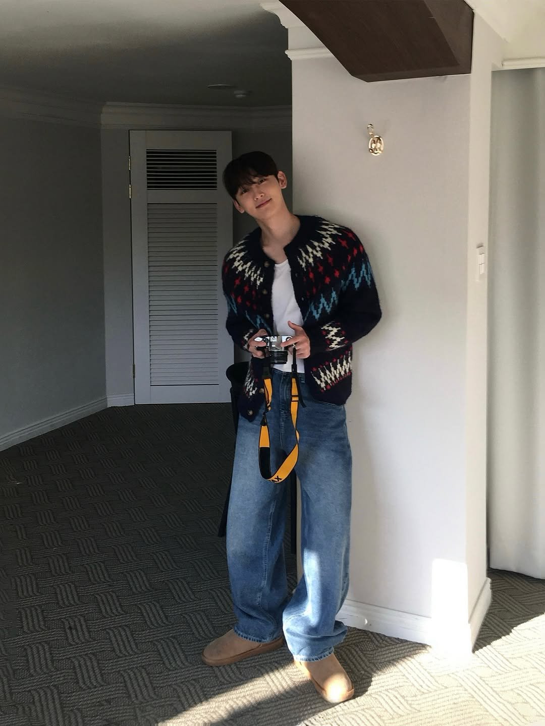 Photo by 신혜성 / 포가드 on November 05, 2025. May be an image of flute, sword, bolo tie, sweater, kilt and text.