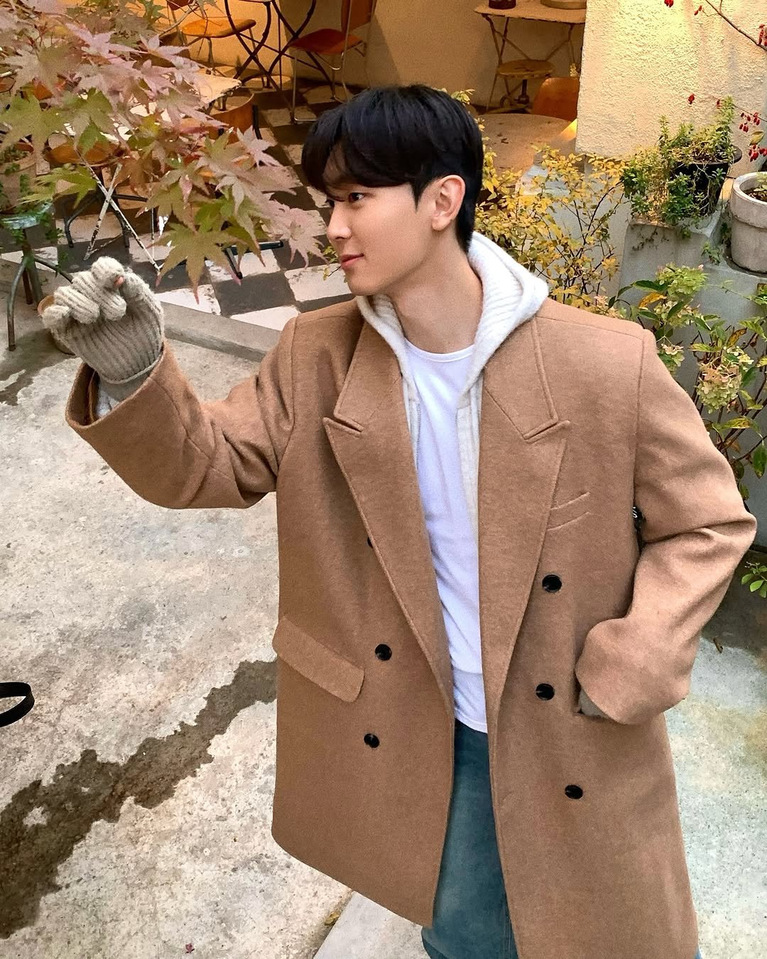 Photo by 신혜성 / 포가드 on November 06, 2025. May be an image of overcoat, duffle coat, parka and text.