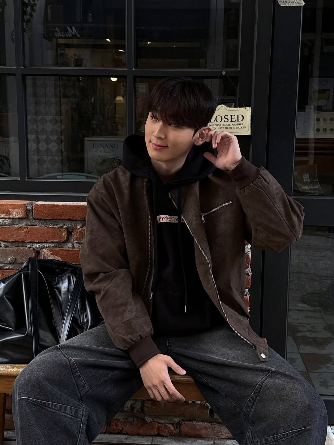 Photo by 신혜성 / 포가드 on October 28, 2025. May be an image of overcoat, duffle coat, jacket, sweatpants, parka and text.