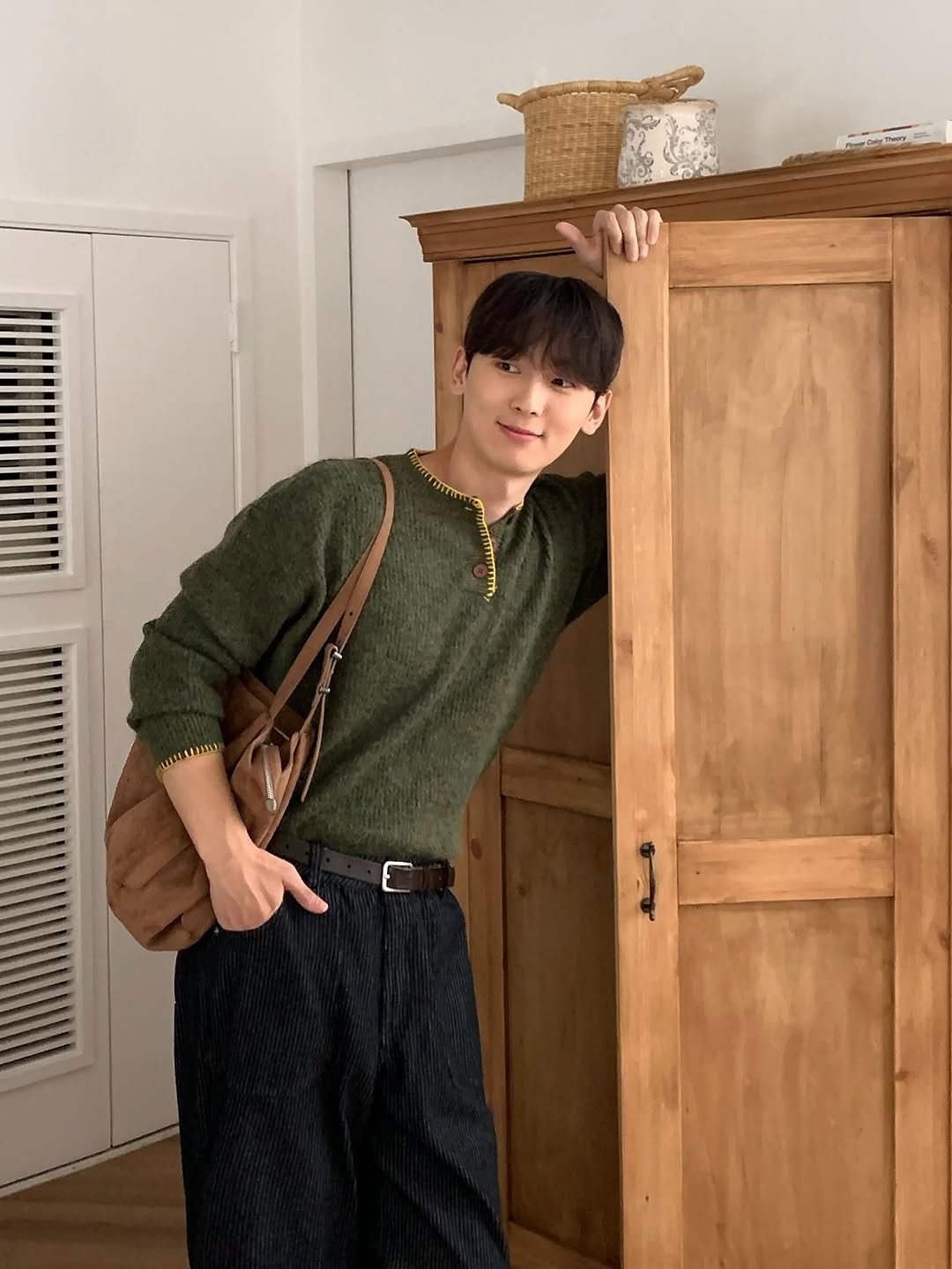 Photo by 신혜성 / 포가드 on October 15, 2025. May be an image of bolo tie, belt and text.