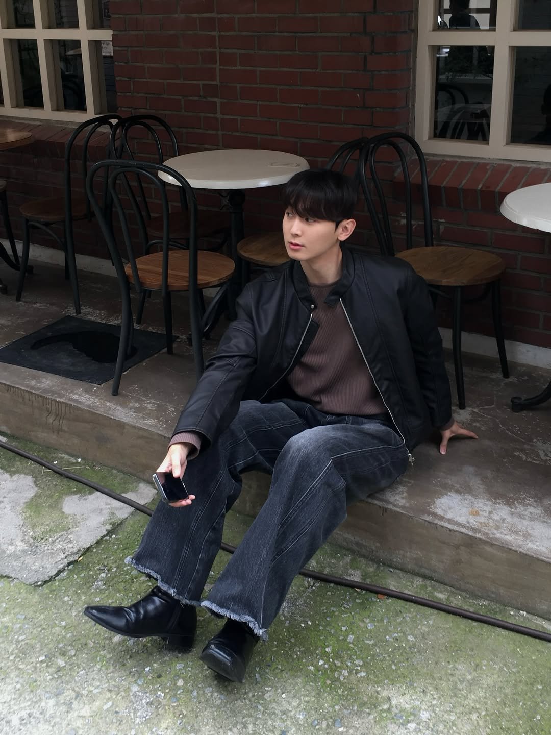 Photo by 신혜성 / 포가드 on September 28, 2025. May be an image of 1 person, duffle coat, overcoat, wingtip shoes, jacket and text.