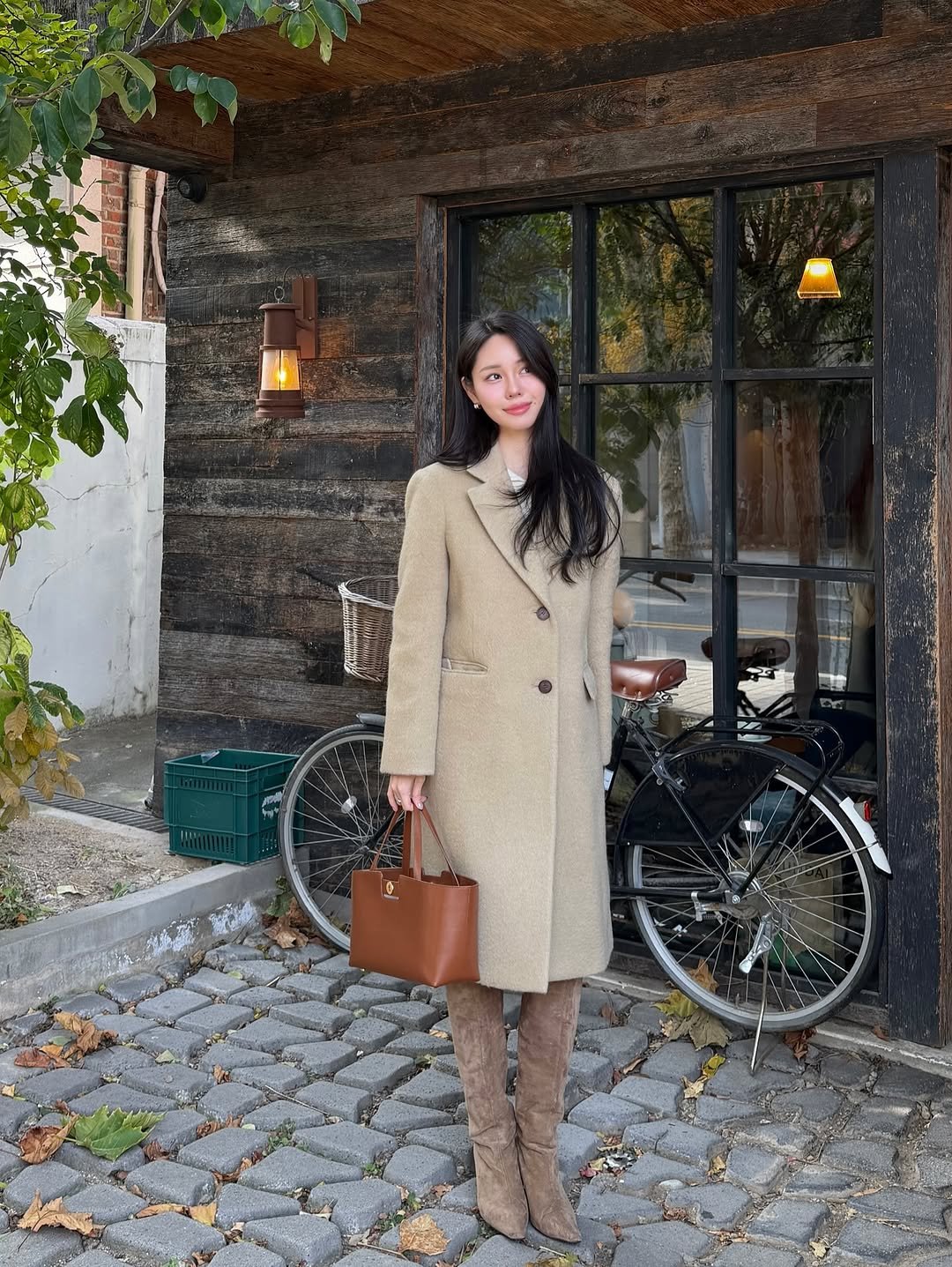 Photo by 혜인 on November 12, 2025. May be an image of duffle coat, overcoat, turtleneck, parka and text.