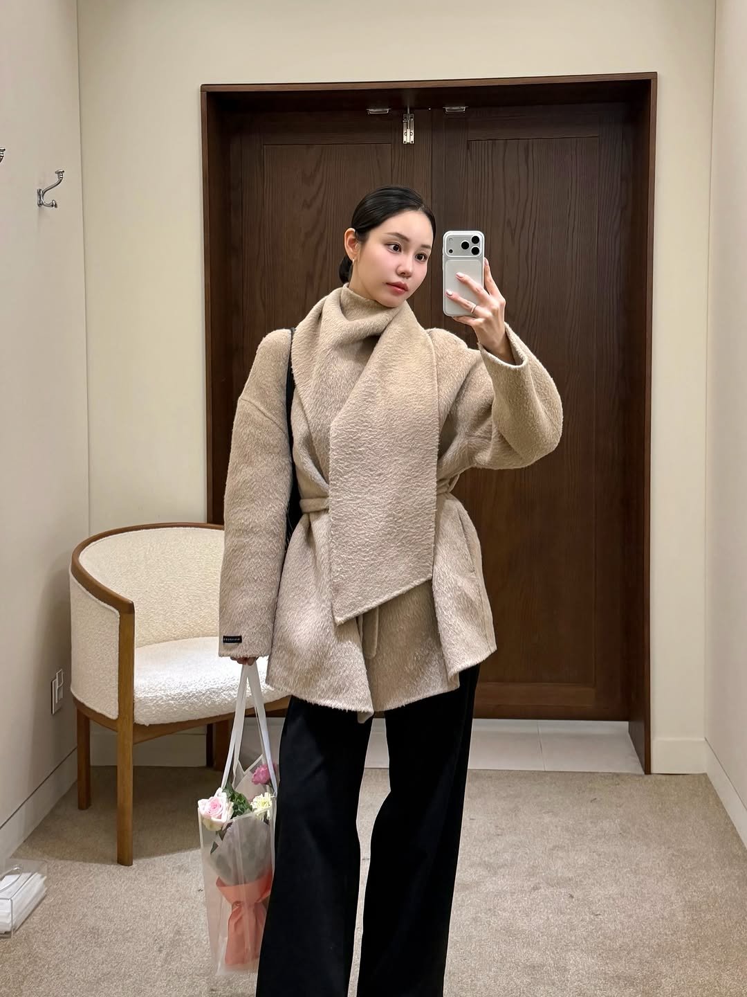 Photo by 혜인 on November 29, 2025. May be an image of duffle coat, sable coat, overcoat, parka, cardigan, turtleneck and text.