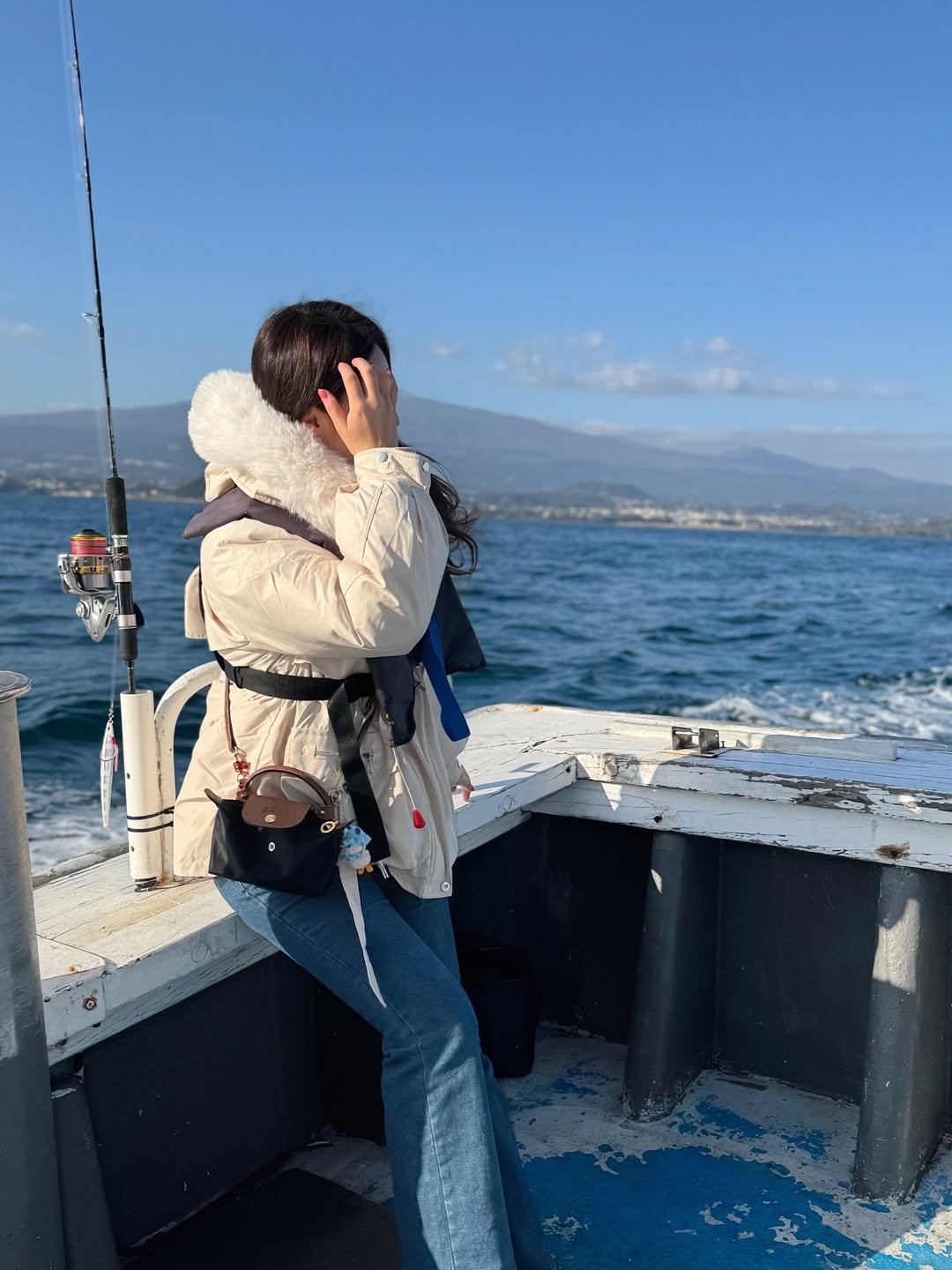 Photo by 𝒮𝒾𝓇𝒾 on December 12, 2025. May be an image of fishing, boat, parka, ocean and text.