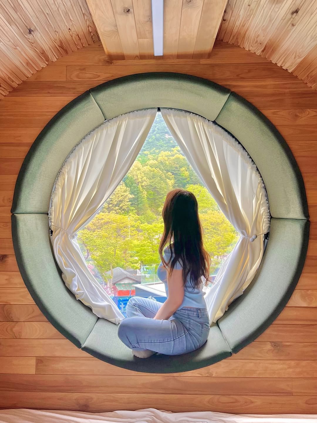 Photo by 𝒮𝒾𝓇𝒾 in 포천. May be an image of 1 person, tree house, houseboat and text.