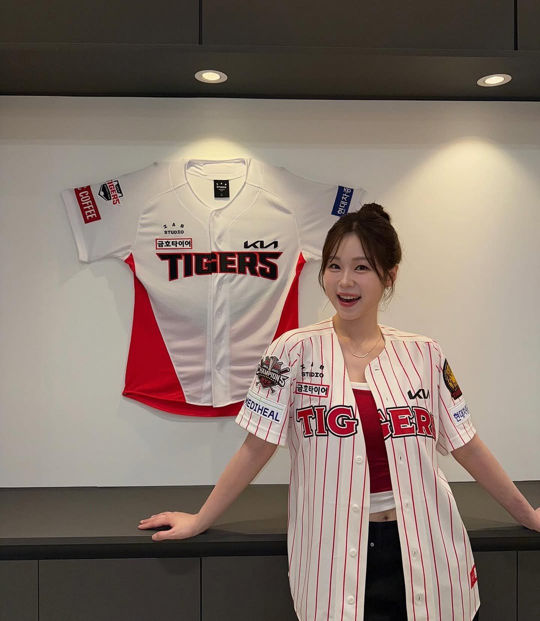 Photo by 정재희 on July 31, 2025. May be an image of 1 person, top and text that says 'Teaai L: COFFEE GERS STUBID STUDID ٥٥ 금호타이어 и TIGERS AAIONS ./Σο 금포주이어 금호타이어 MTIGER EDIHEAL REDIHEAL TIG ER 허대의유'.