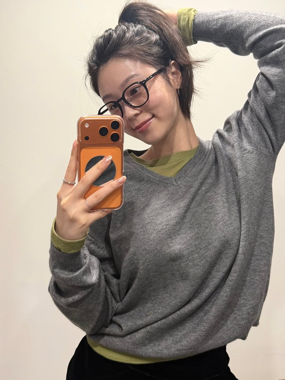 Photo by 정재희 on January 29, 2026. May be a selfie of one or more people, activewear, sweatpants, sweatshirt and text.