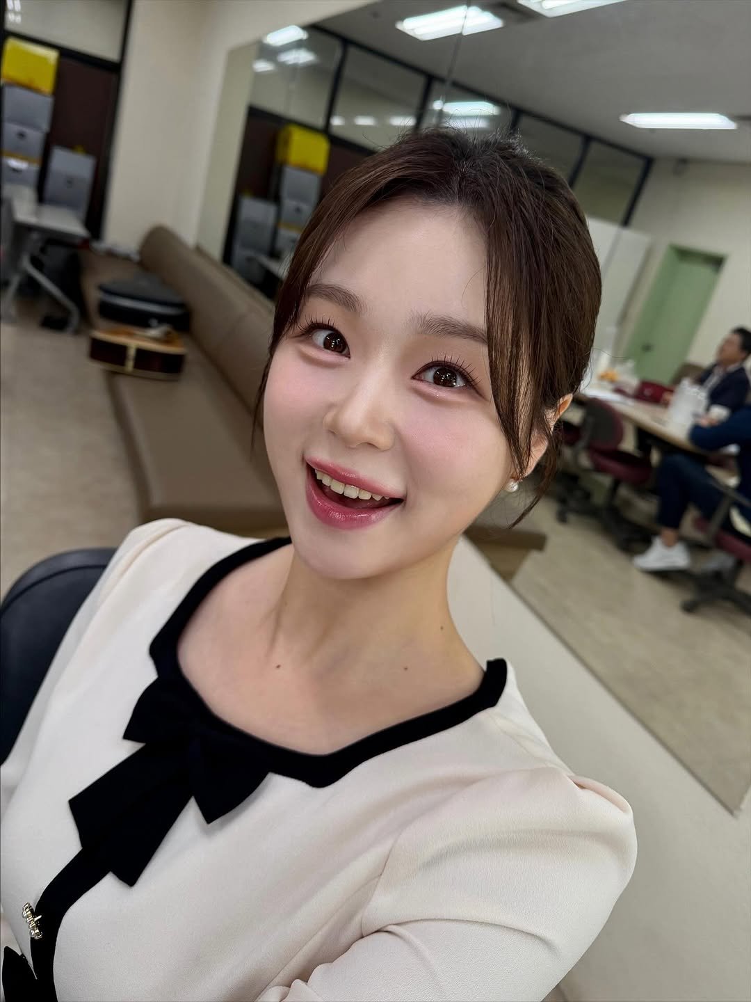 Photo by 정재희 on October 20, 2025. May be a selfie of one or more people, braids, makeup and text.