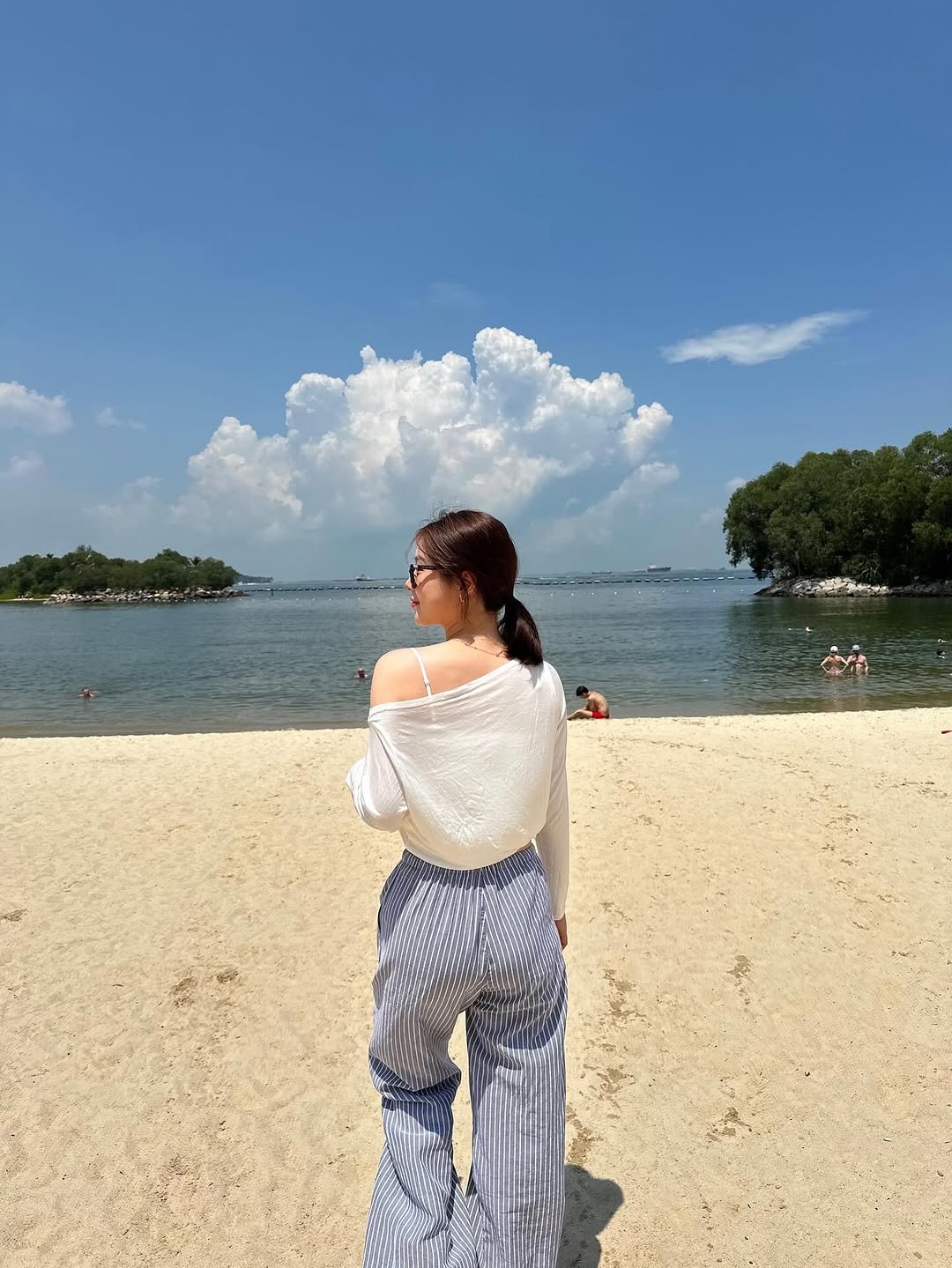 Photo by 정재희 on August 09, 2025. May be an image of 3 people, sundress, sarong, beach, ocean, horizon and text.