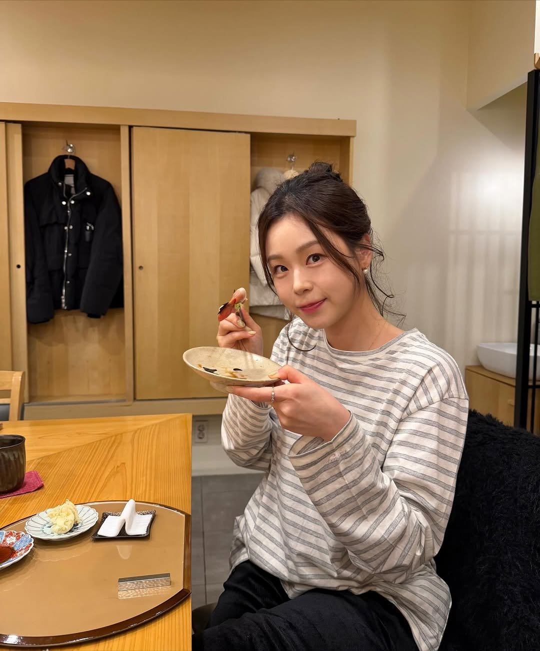 Photo by 정재희 on November 05, 2025. May be an image of duffle coat, overcoat, goosedown coat, top, parka and text.