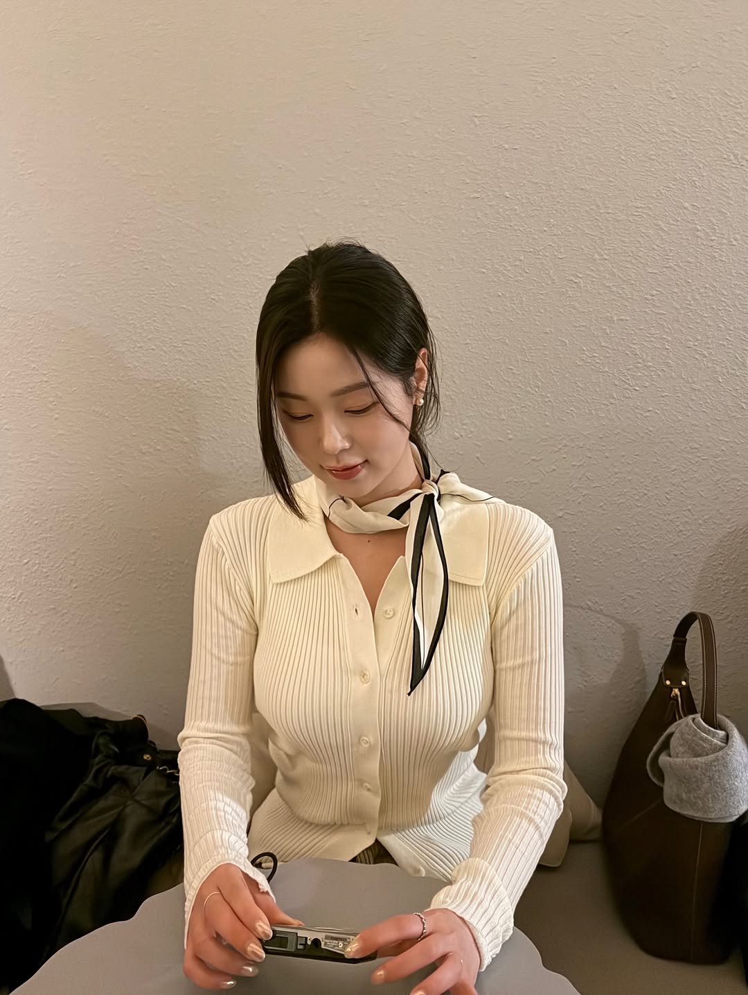 Photo by 정재희 on January 19, 2026. May be an image of one or more people, braids, phone, top, dress, cornflower and text.