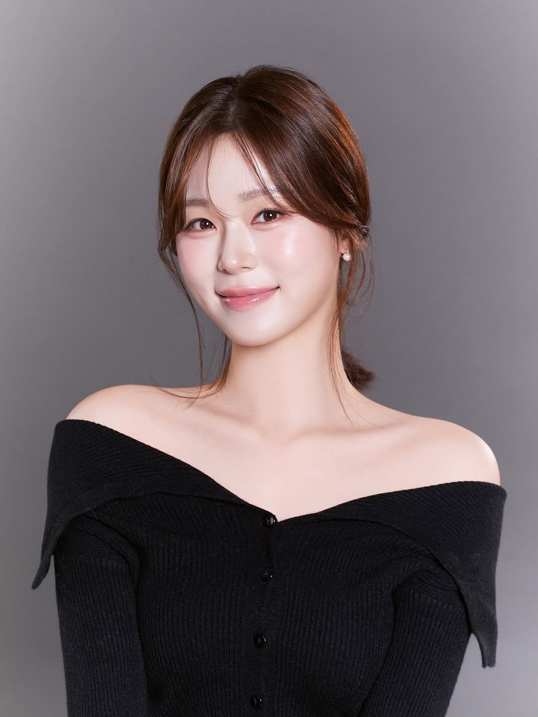 Photo by 정재희 on September 07, 2025. May be an image of 1 person, hair, top and text.