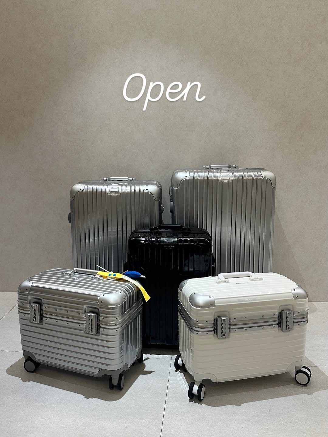 Photo by 주디포 | Judy’s Point of House 🏡✨ on March 17, 2026. May be an image of suitcase, luggage, briefcase, cooler and text.