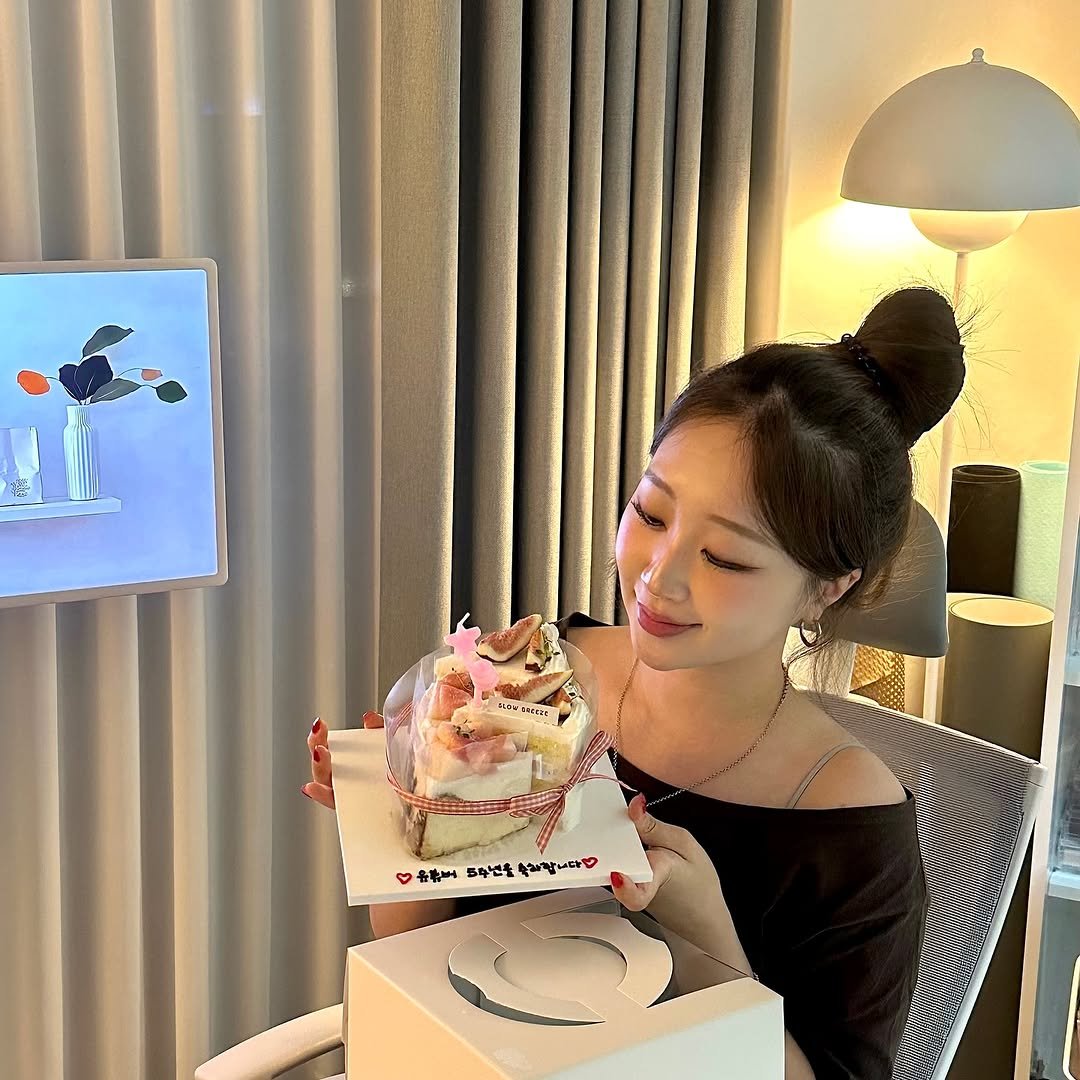 Photo by 지냐 Jɪɴʏᴀᴀ on September 30, 2025. May be an image of 1 person, phone, gelato and text.