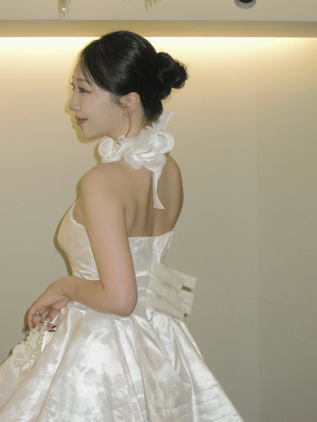 Photo by 지냐 Jɪɴʏᴀᴀ on April 22, 2026. May be an image of gown, dress and text.