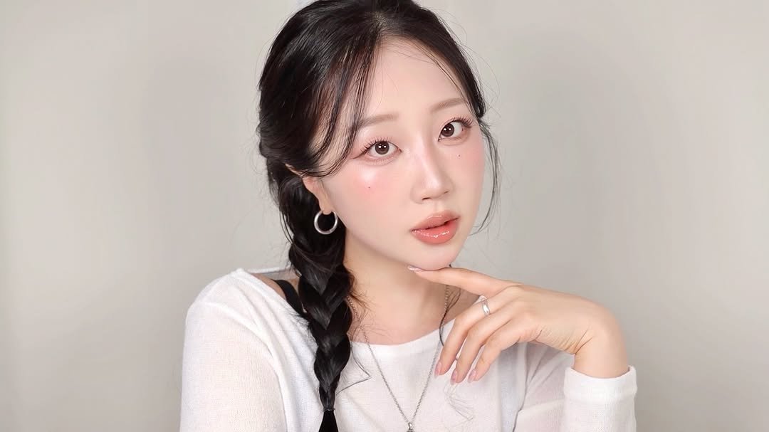 Photo by 지냐 Jɪɴʏᴀᴀ on March 29, 2026. May be an image of one or more people, braids, makeup, top and text.