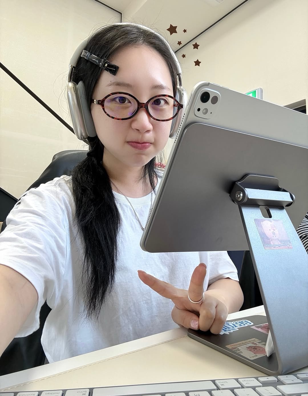 Photo by 지냐 Jɪɴʏᴀᴀ on March 31, 2026. May be a selfie of studying, phone, eyeglasses, computer keyboard, tablet, office and text.