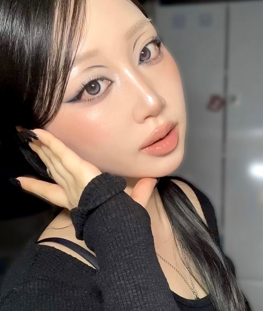 Photo by 지냐 Jɪɴʏᴀᴀ on April 24, 2026. May be a selfie of one or more people, hair, eyeliner, makeup, lipstick and text.