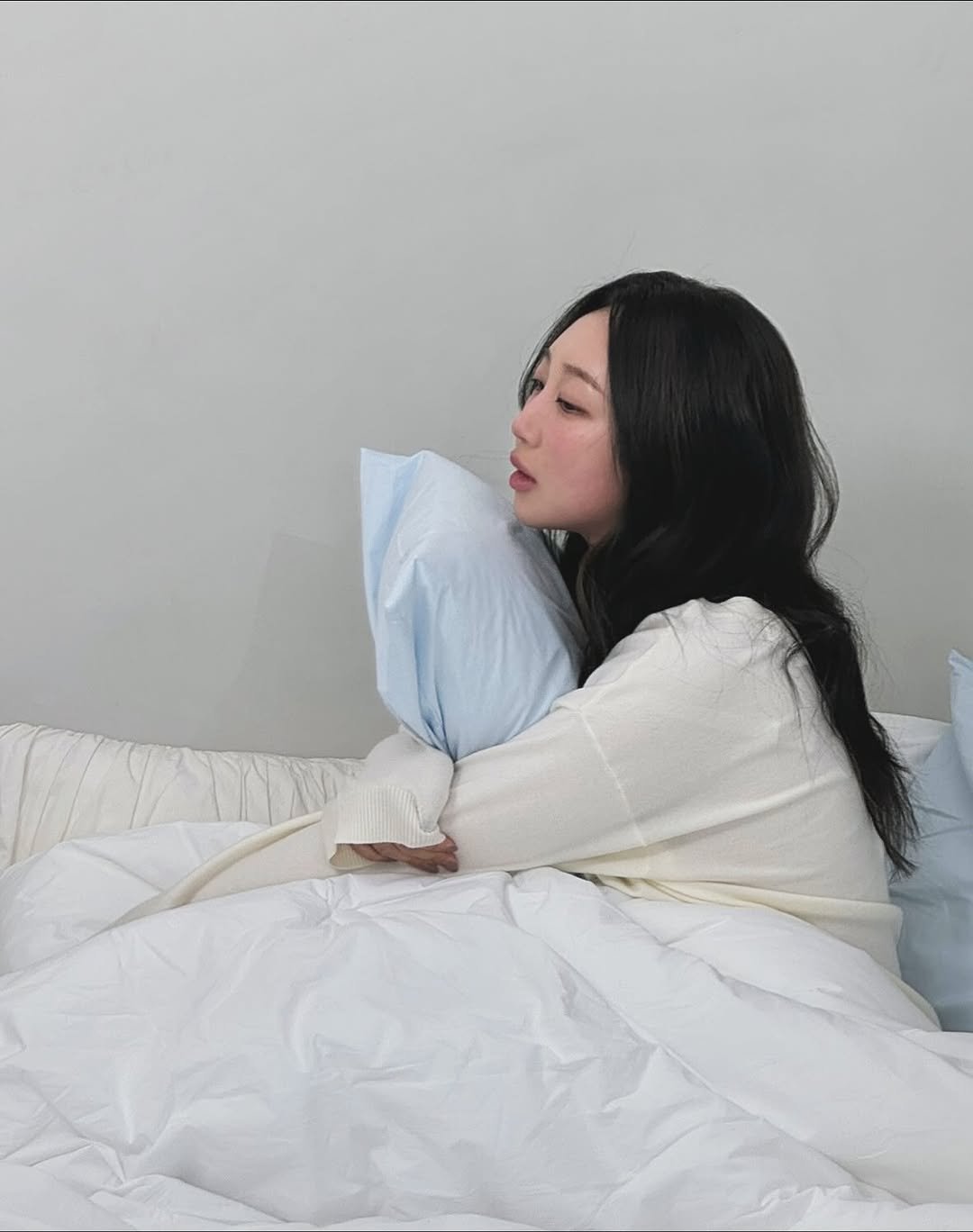 Photo by 지냐 Jɪɴʏᴀᴀ on October 25, 2025. May be an image of sleepwear, beanbag chair, mattress, blanket, bath robe, bedroom and text.