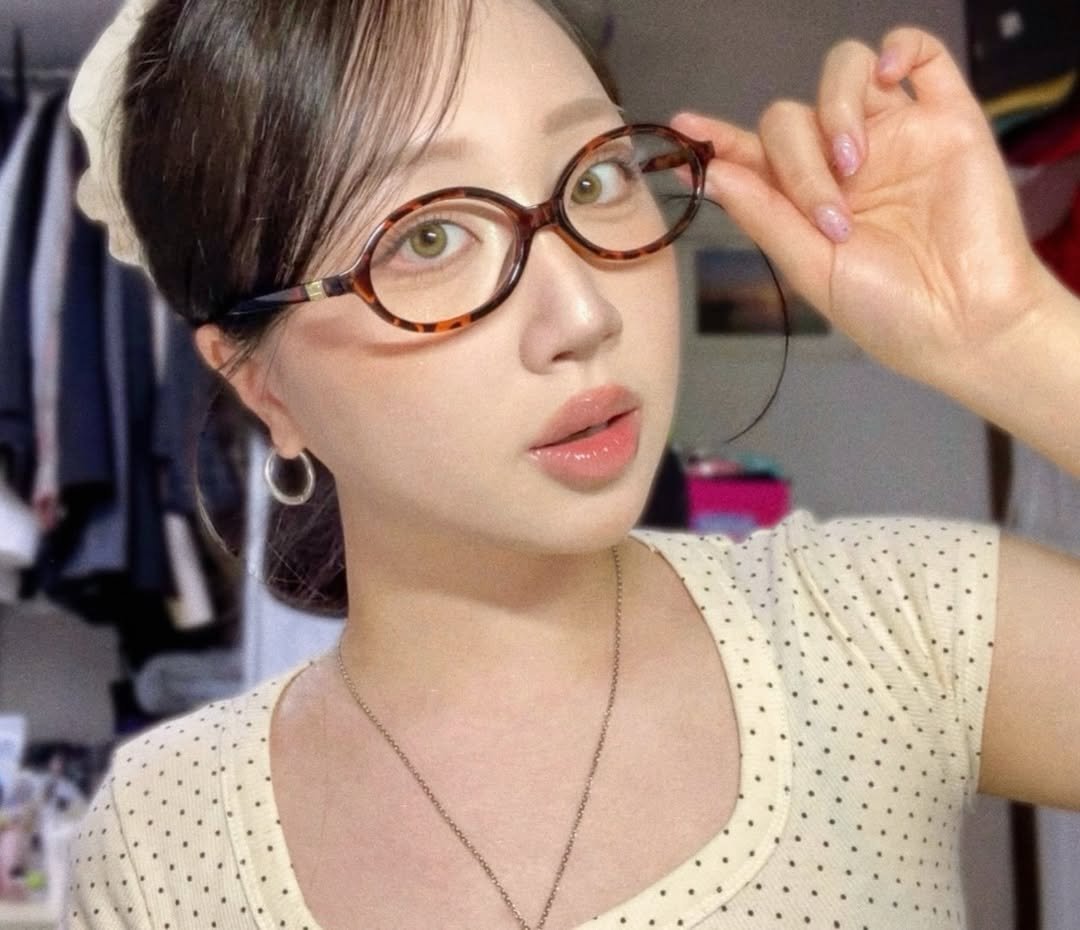 Photo by 지냐 Jɪɴʏᴀᴀ on April 12, 2026. May be an image of eyeglasses and text.