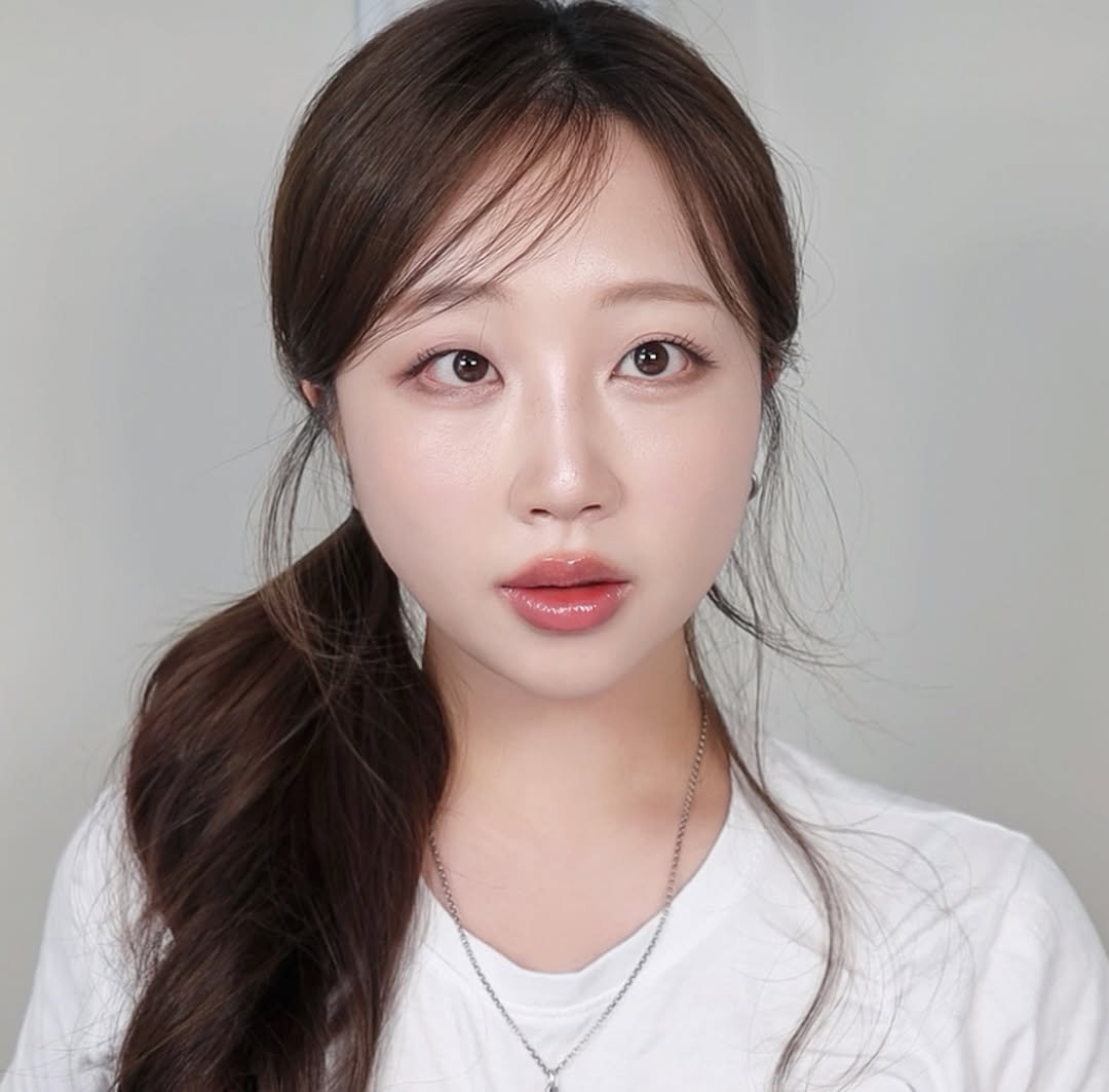 Photo by 지냐 Jɪɴʏᴀᴀ on September 14, 2025. May be an image of 1 person, braids, lipstick, makeup and text.