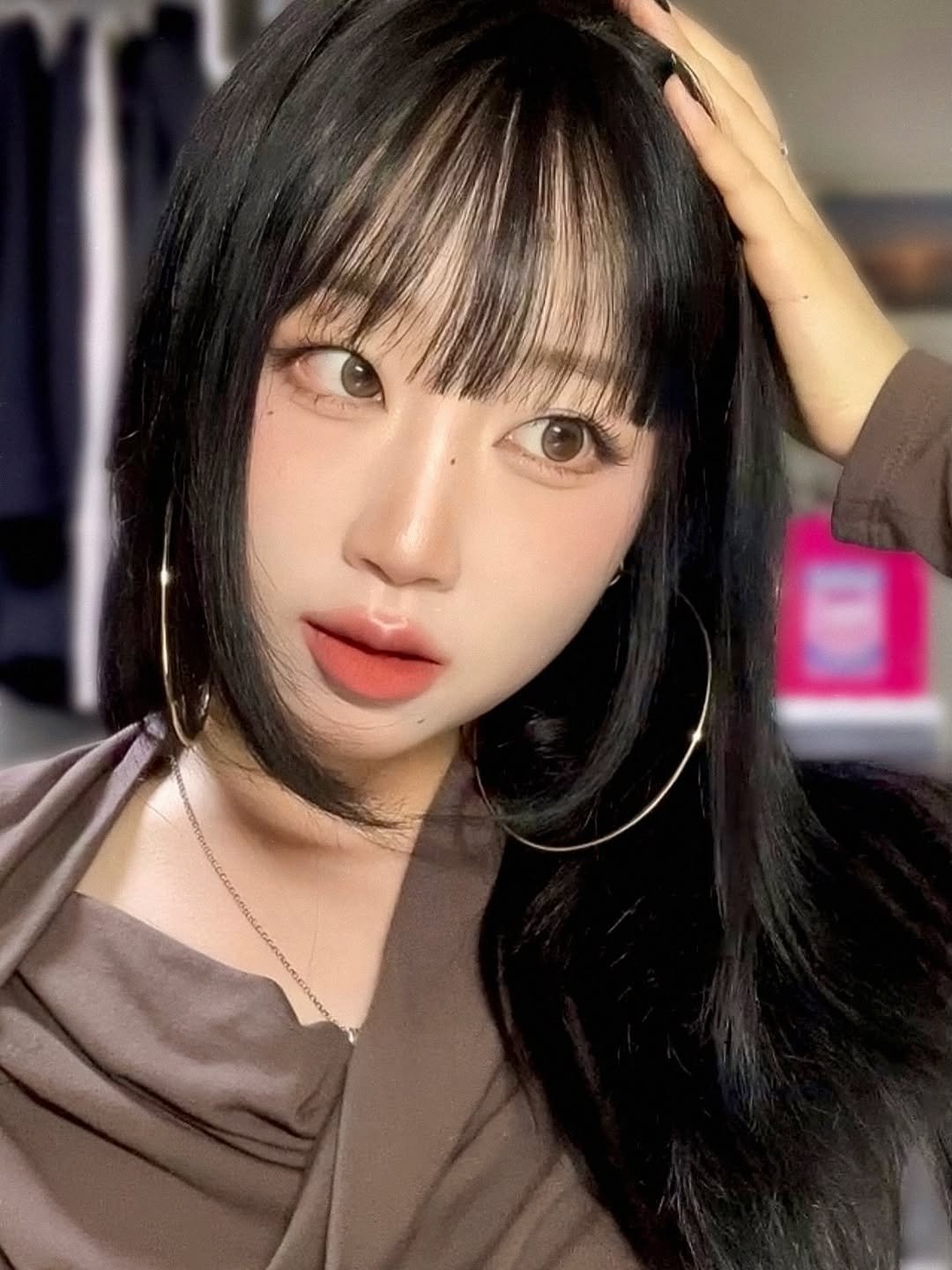 Photo by 지냐 Jɪɴʏᴀᴀ on April 16, 2026. May be a selfie of one or more people, bangs, lipstick, top and text.