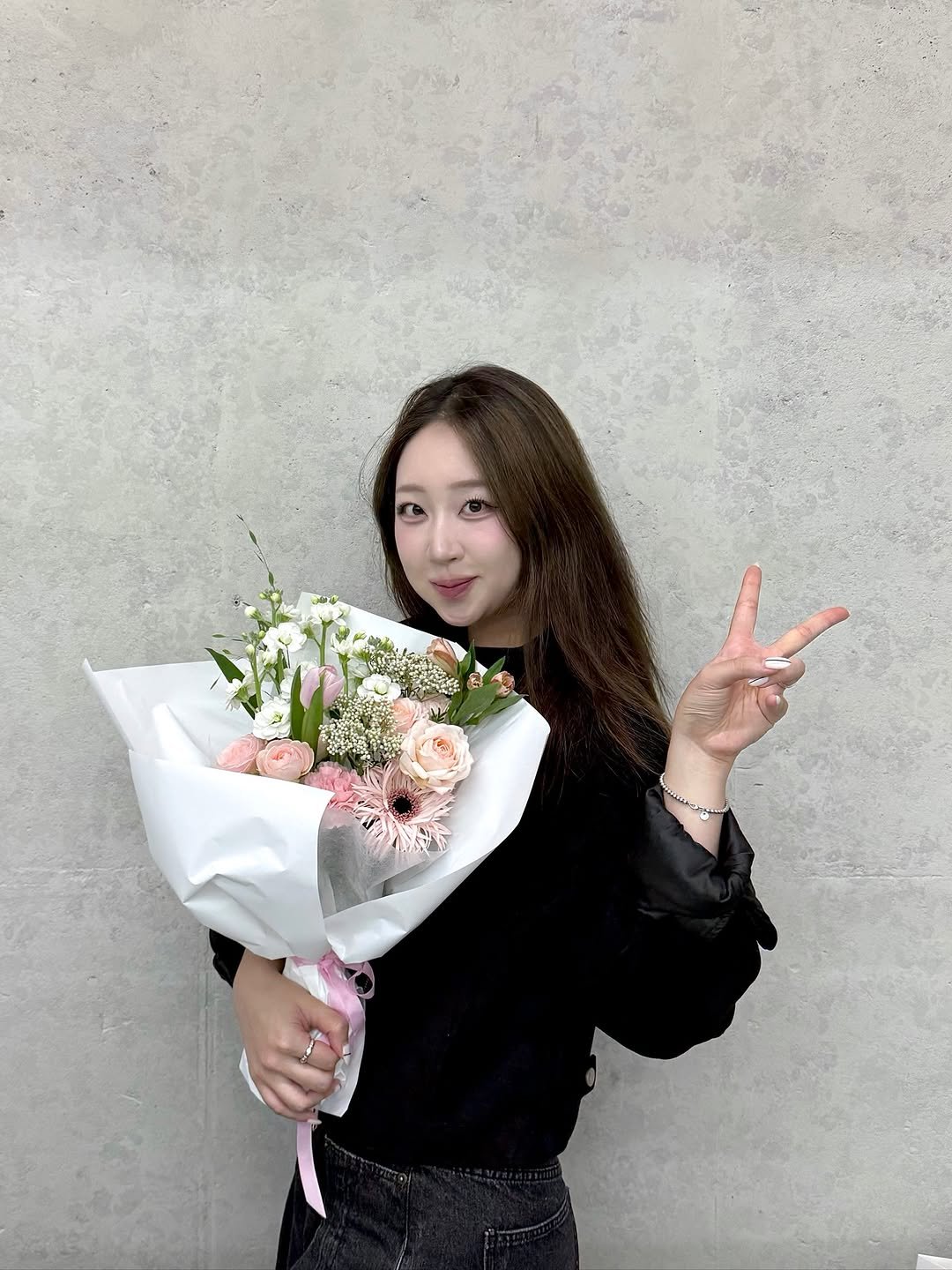 Photo by 지냐 Jɪɴʏᴀᴀ on November 20, 2025. May be an image of prairie gentian, baby's-breath, white lily, rose and text.