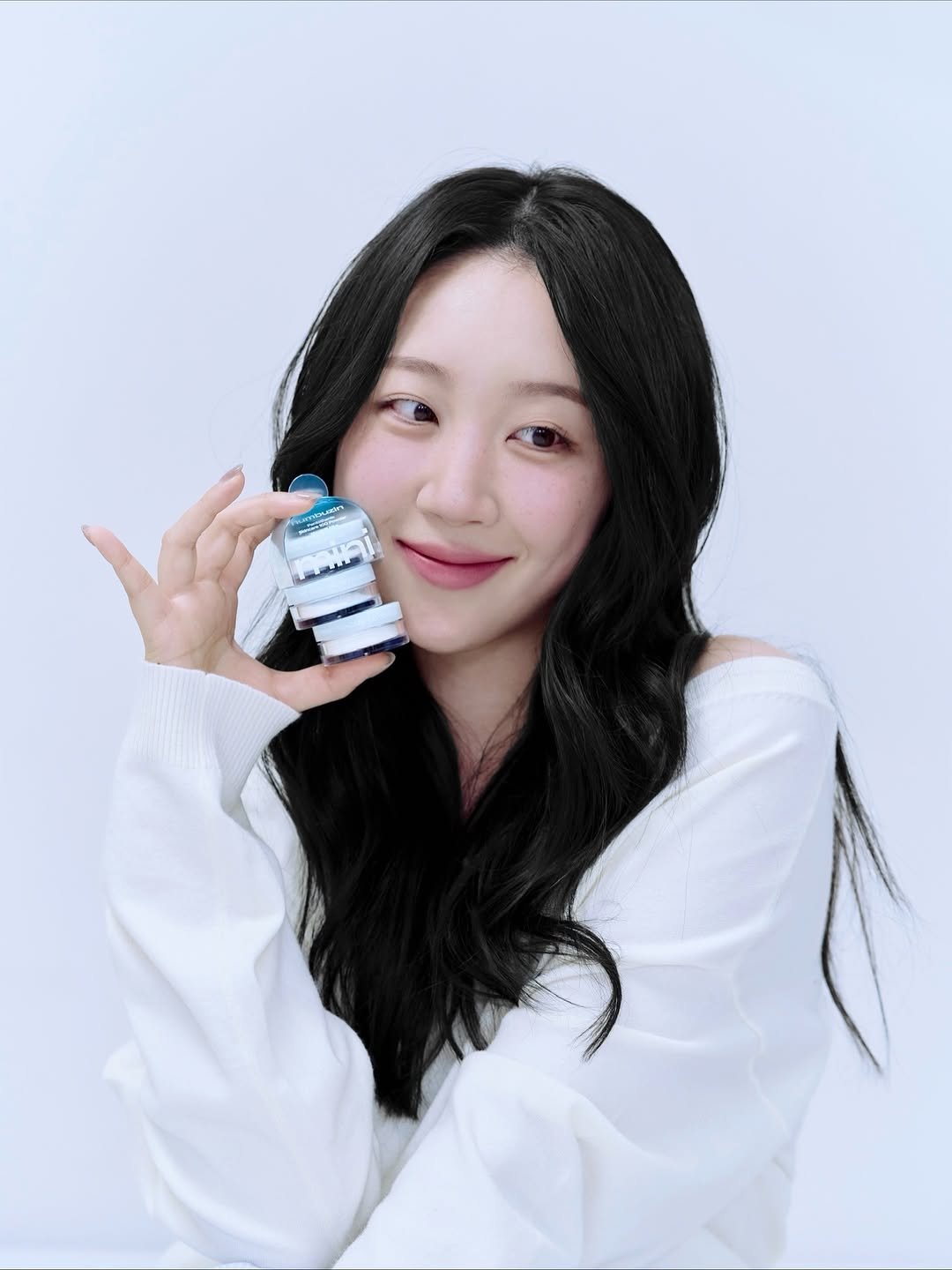 Photo shared by 지냐 Jɪɴʏᴀᴀ on November 11, 2025 tagging @numbuzin_official. May be an image of one or more people, hair and text.