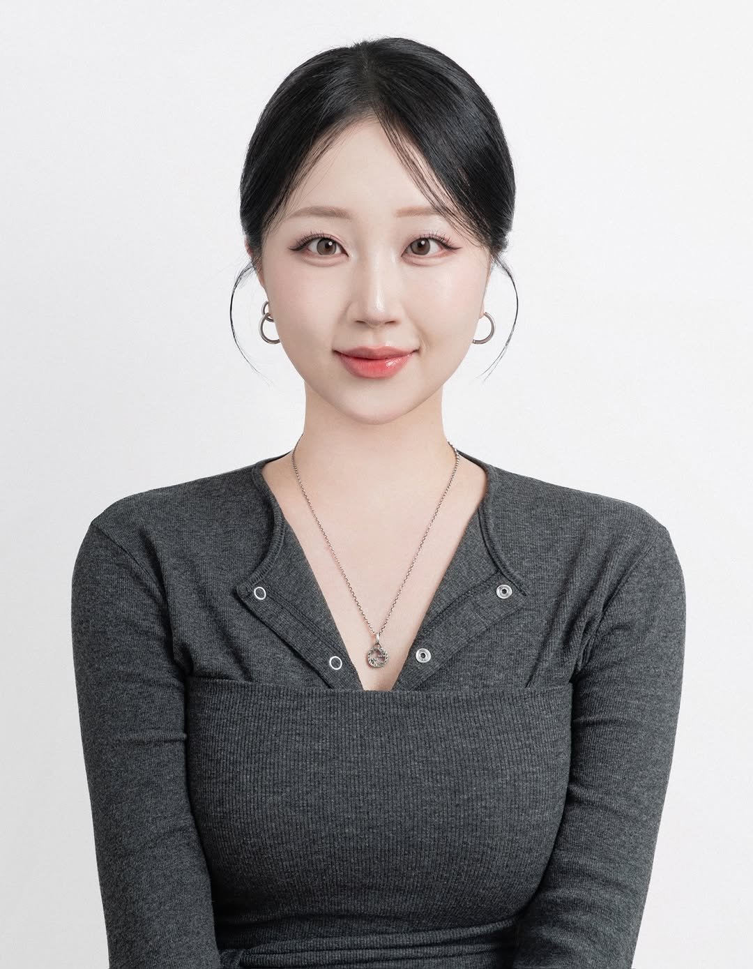 Photo by 지냐 Jɪɴʏᴀᴀ on December 27, 2025. May be an image of one or more people, hair, makeup, top and text.