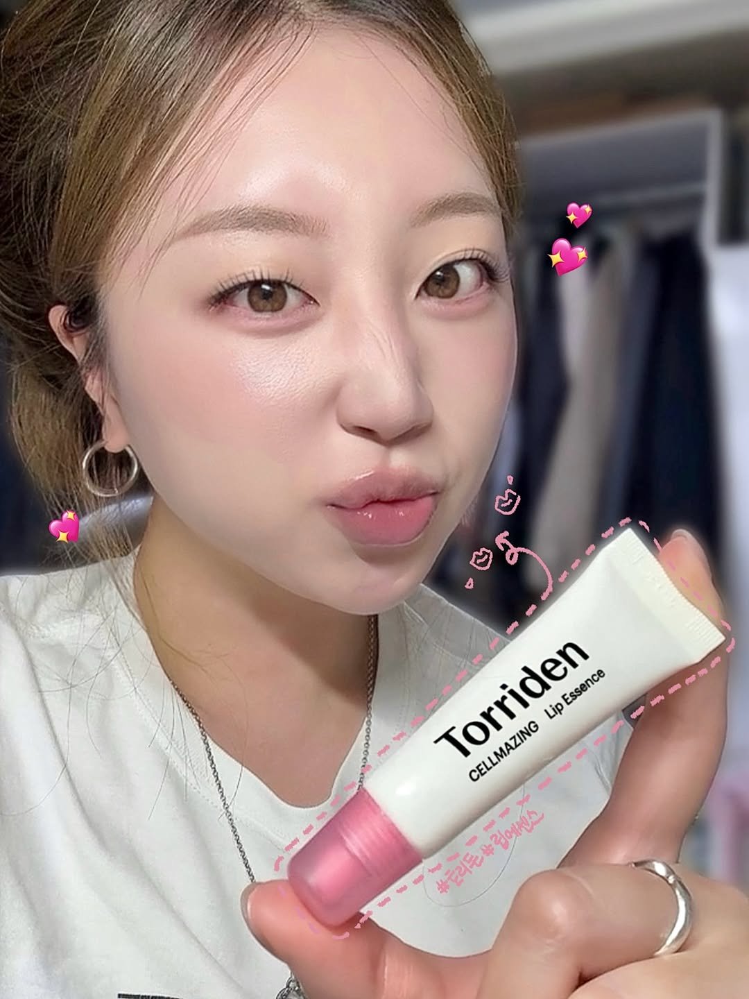 Photo by 지냐 Jɪɴʏᴀᴀ on October 03, 2025. May be an image of ‎1 person, lipstick, hair product, ointment, hand cream, lotion and ‎text that says '‎ر ウ Torriden - - Essence Lip CELLMAZING #로리든립에센스 럼에센스 #로리든‎'‎‎.