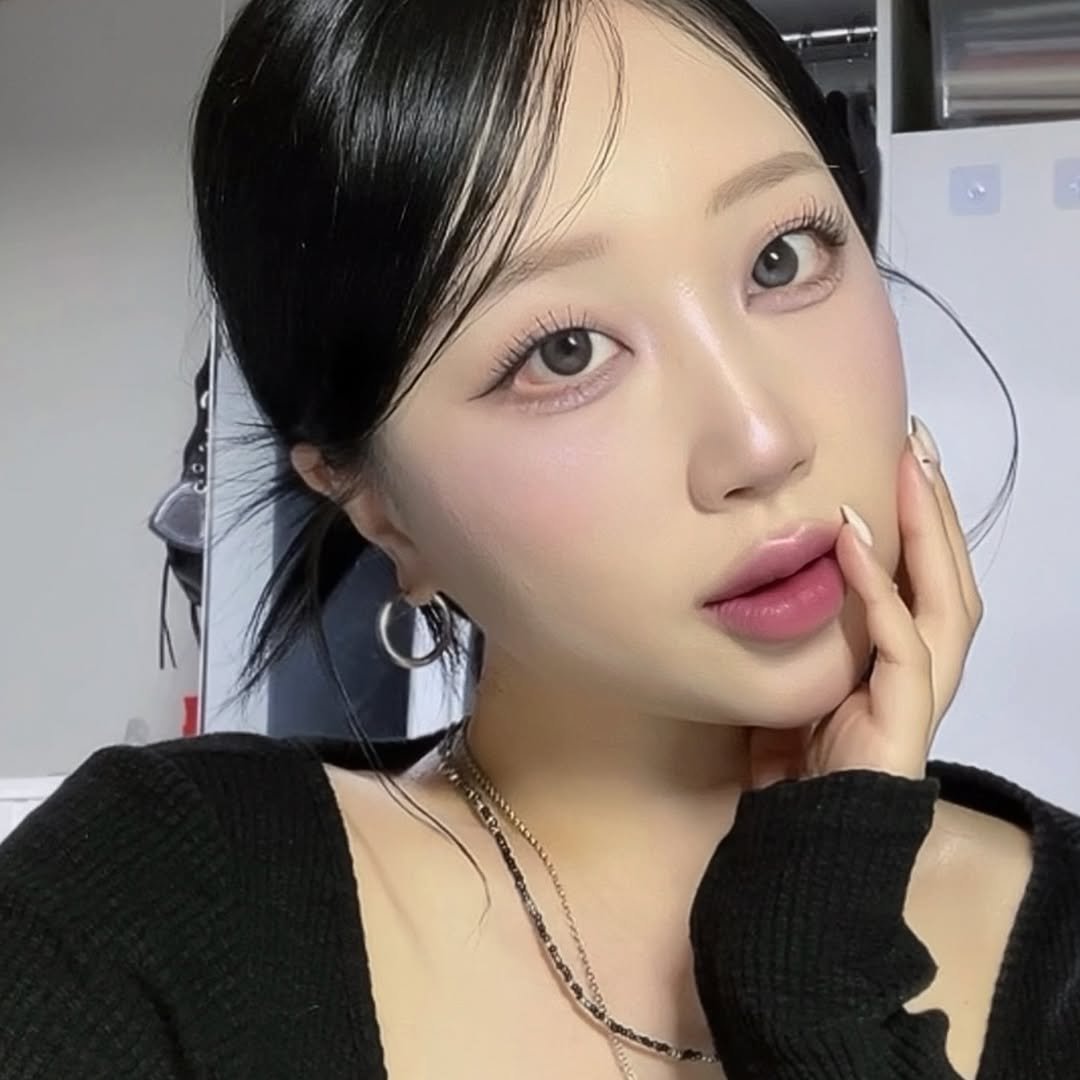 Photo by 지냐 Jɪɴʏᴀᴀ on December 10, 2025. May be a selfie of one or more people, hair, lipstick, makeup, top and text.