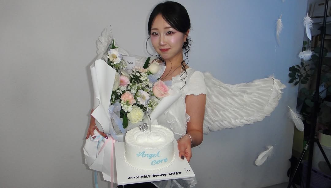 Photo by 지냐 Jɪɴʏᴀᴀ on January 13, 2026. May be an image of cake, white lily and text.