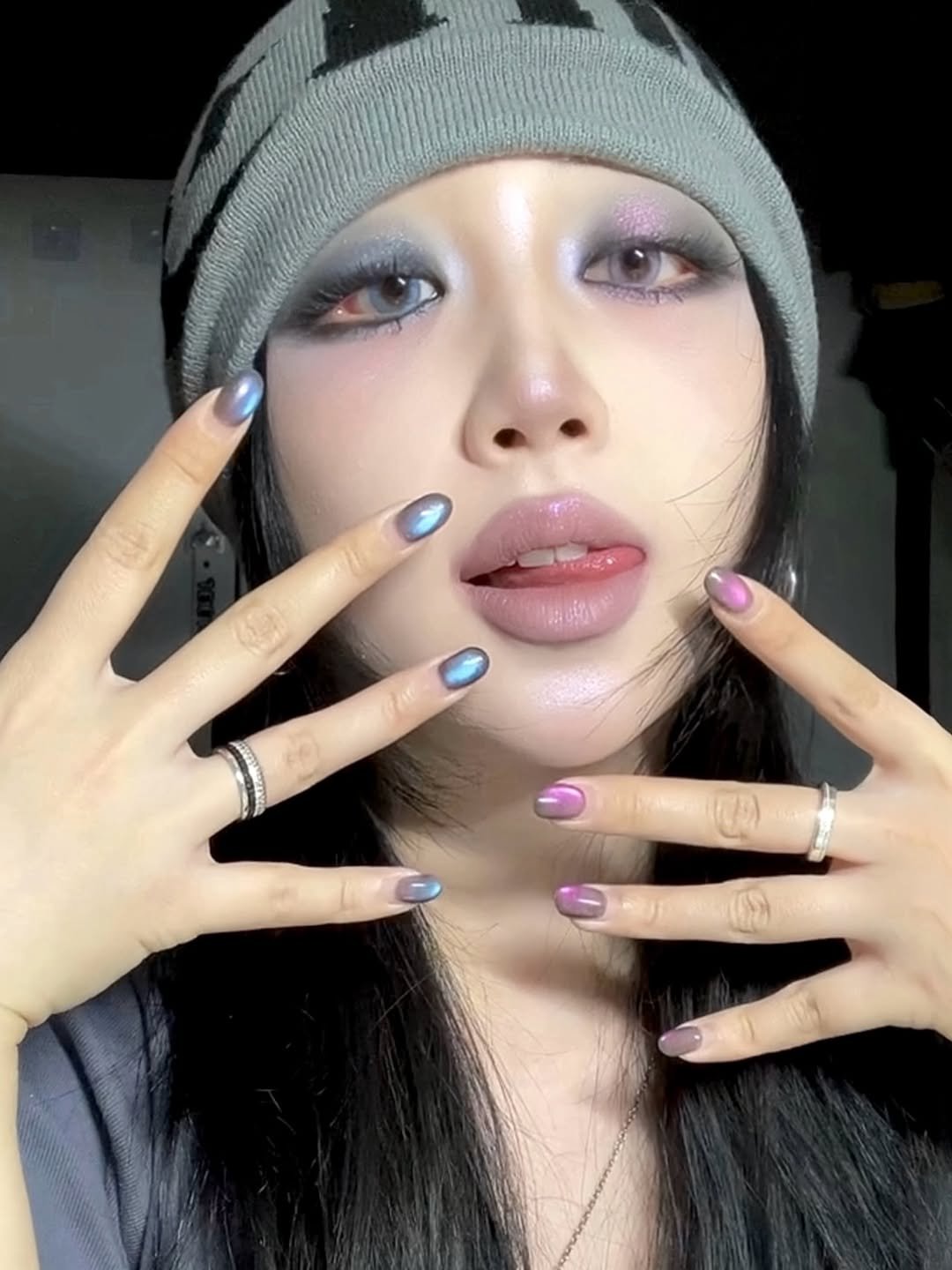 Photo by 지냐 Jɪɴʏᴀᴀ on January 22, 2026. May be an image of one or more people, fingernails, makeup, beret and text.