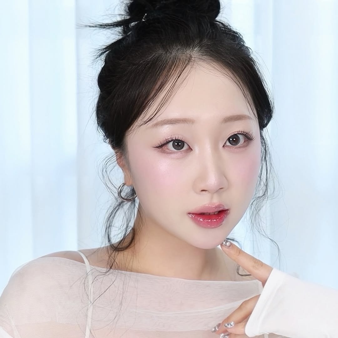 Photo by 지냐 Jɪɴʏᴀᴀ on February 13, 2026. May be an image of one or more people, hair, makeup and text.