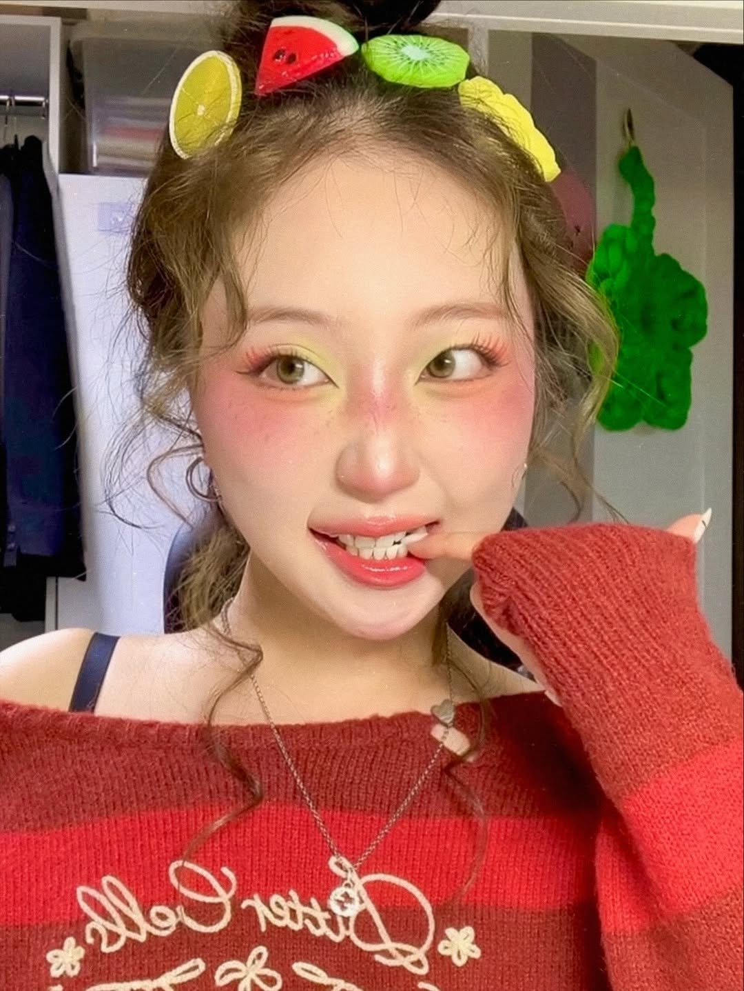 Photo by 지냐 Jɪɴʏᴀᴀ on November 21, 2025. May be a selfie of one or more people, hair, makeup, sweater, turtleneck, top and text.