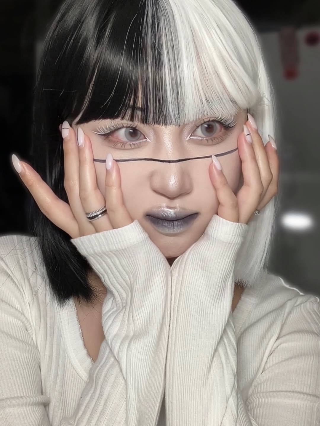 Photo by 지냐 Jɪɴʏᴀᴀ on December 04, 2025. May be an image of one or more people, bangs, eyeliner, makeup, eye patch, turtleneck and text.