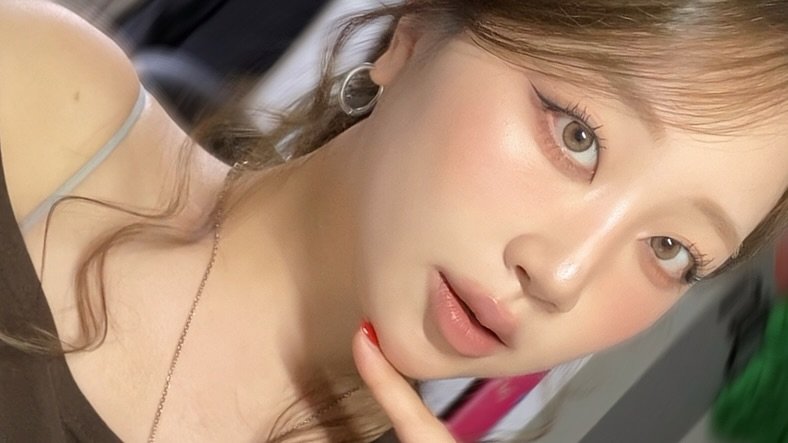 Photo by 지냐 Jɪɴʏᴀᴀ on September 13, 2025. May be a closeup of 1 person, makeup, hair and text.