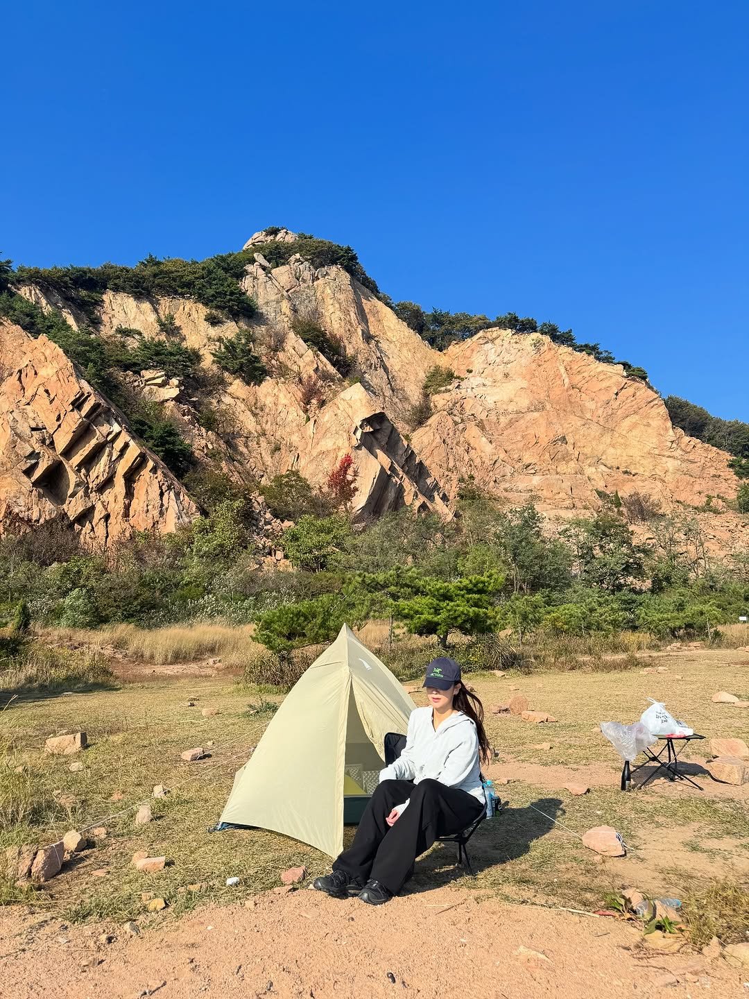 Photo shared by 🦦 on October 23, 2025 tagging @campingandstyle, and @montbell_kr. May be an image of campsite and outdoors.