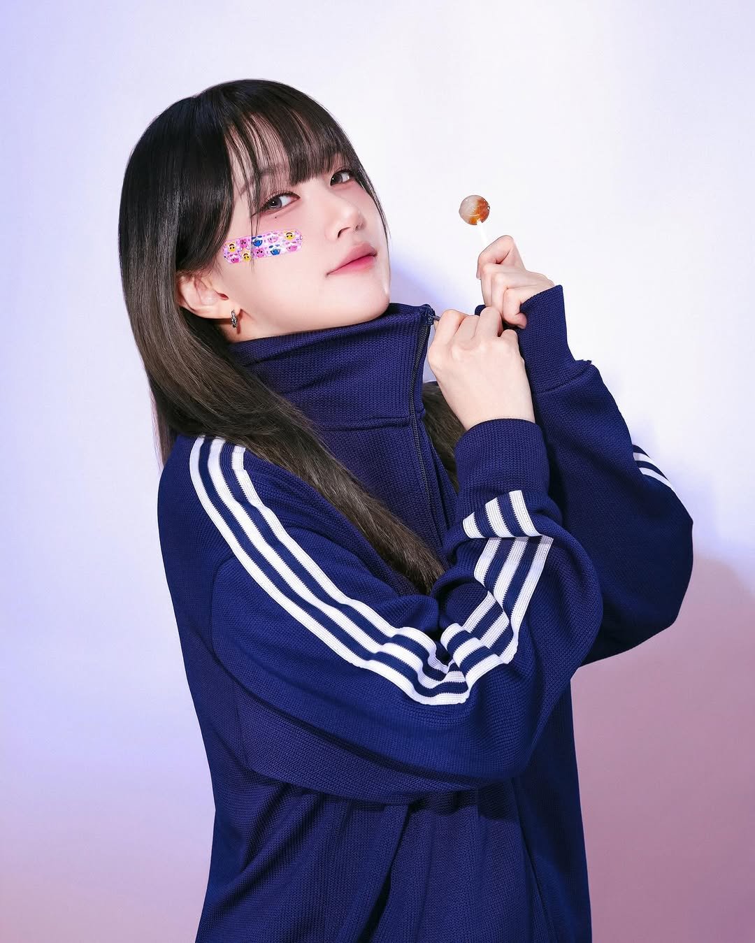 Photo by 쿠빈 KUBIN on March 26, 2026. May be an image of one or more people, bangs, turtleneck, parka and text.