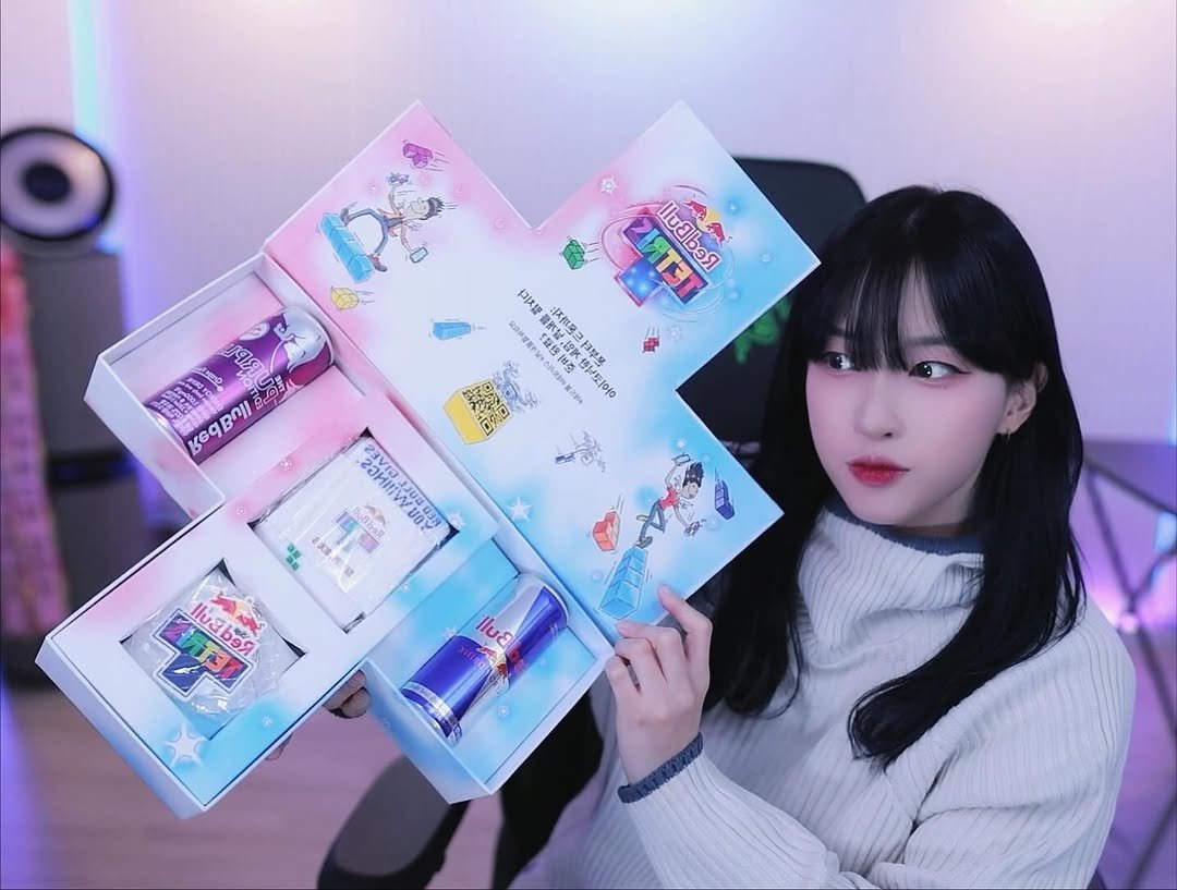 Photo by 쿠빈 KUBIN on November 13, 2025. May be an image of one or more people, hair and text.