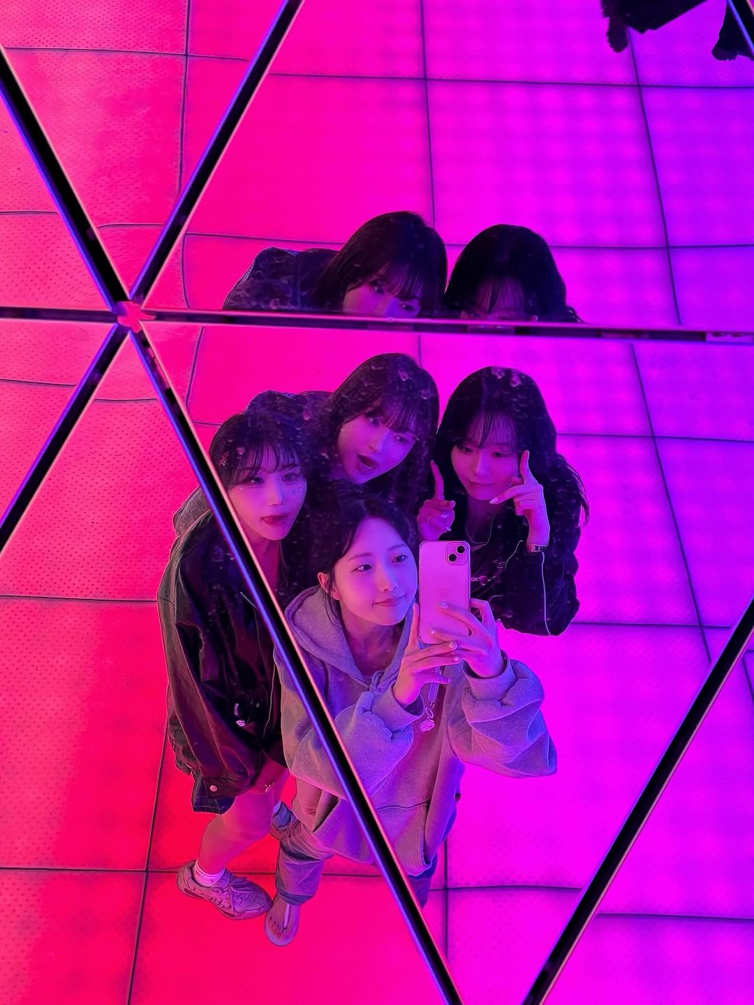 Photo shared by 쿠빈 KUBIN on October 19, 2025 tagging @u_whoooo, @haebom_m, and @yeo_nhe_. May be an image of mirror and text.