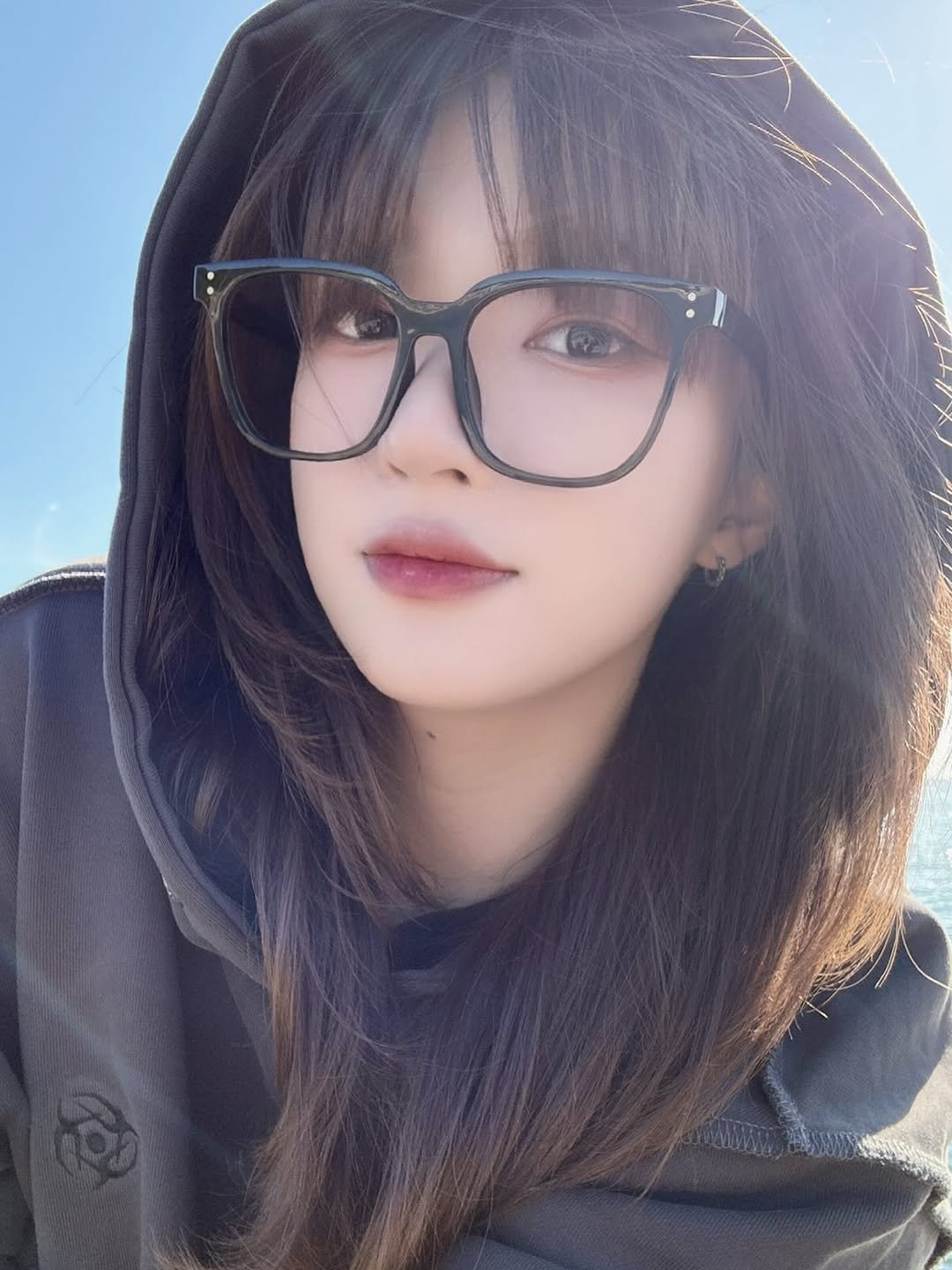 Photo by 쿠빈 KUBIN on October 30, 2025. May be a selfie of one or more people, hair, duffle coat, eyeglasses, parka, outdoors and text.