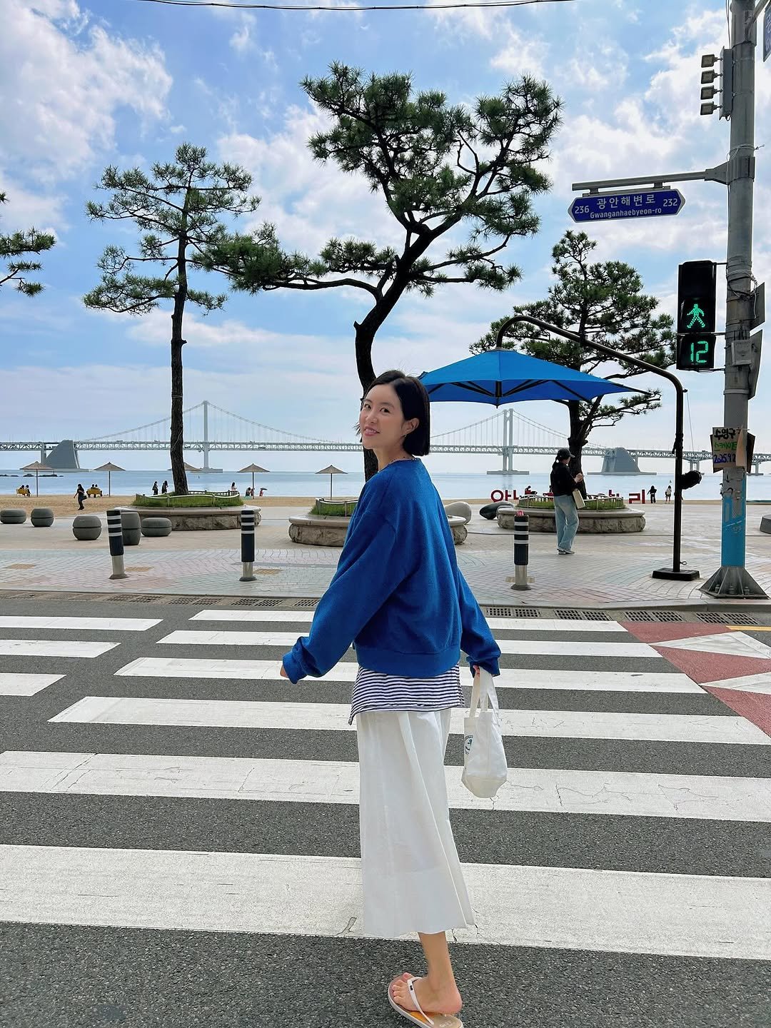 Photo shared by CHOI YEOKYUNG on September 29, 2025 tagging @muarmus. May be an image of 3 people, duffle coat, cornflower, street and text.