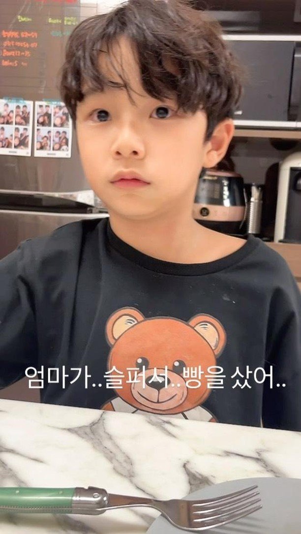 _lablanc 게시물 이미지: 엄마가 슬퍼서 빵을 샀어... (극FFFF아들형)
