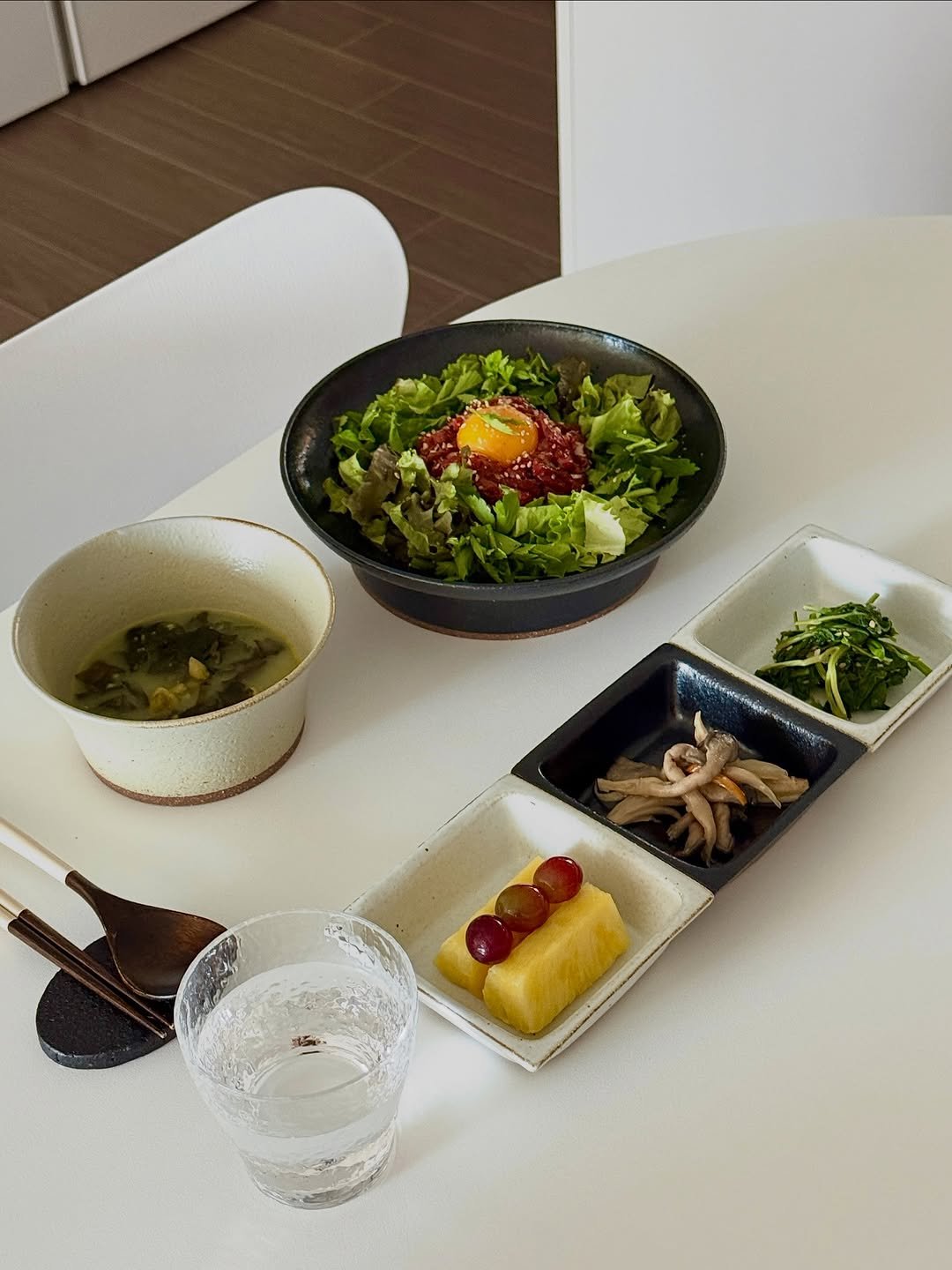 _laon.table_ 게시물 이미지: 「오늘의 집밥, 서른아홉 번째 기록」

⠀⠀⠀⠀⠀⠀⠀⠀⠀⠀
• 육회비빔밥
•...